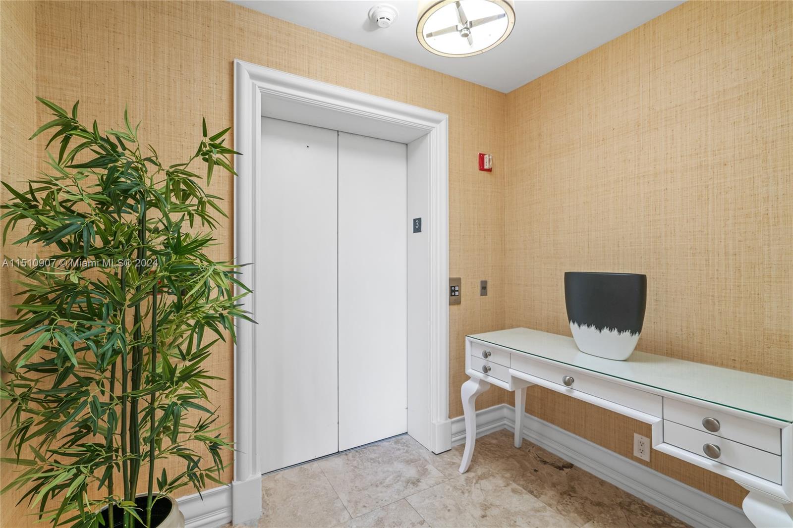 10 Edgewater Dr # 3E