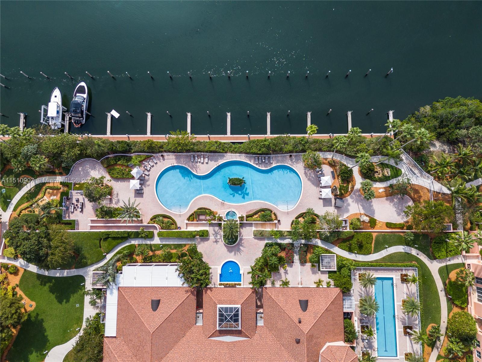 10 Edgewater Dr # 3E