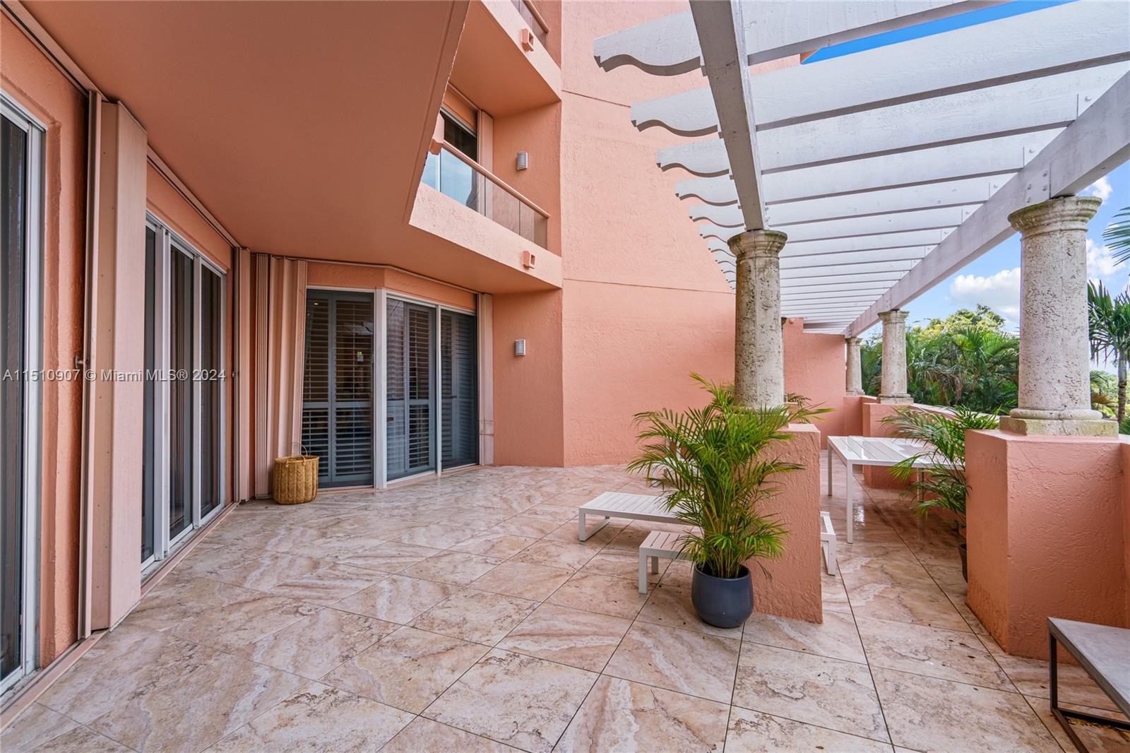 10 Edgewater Dr # 3E
