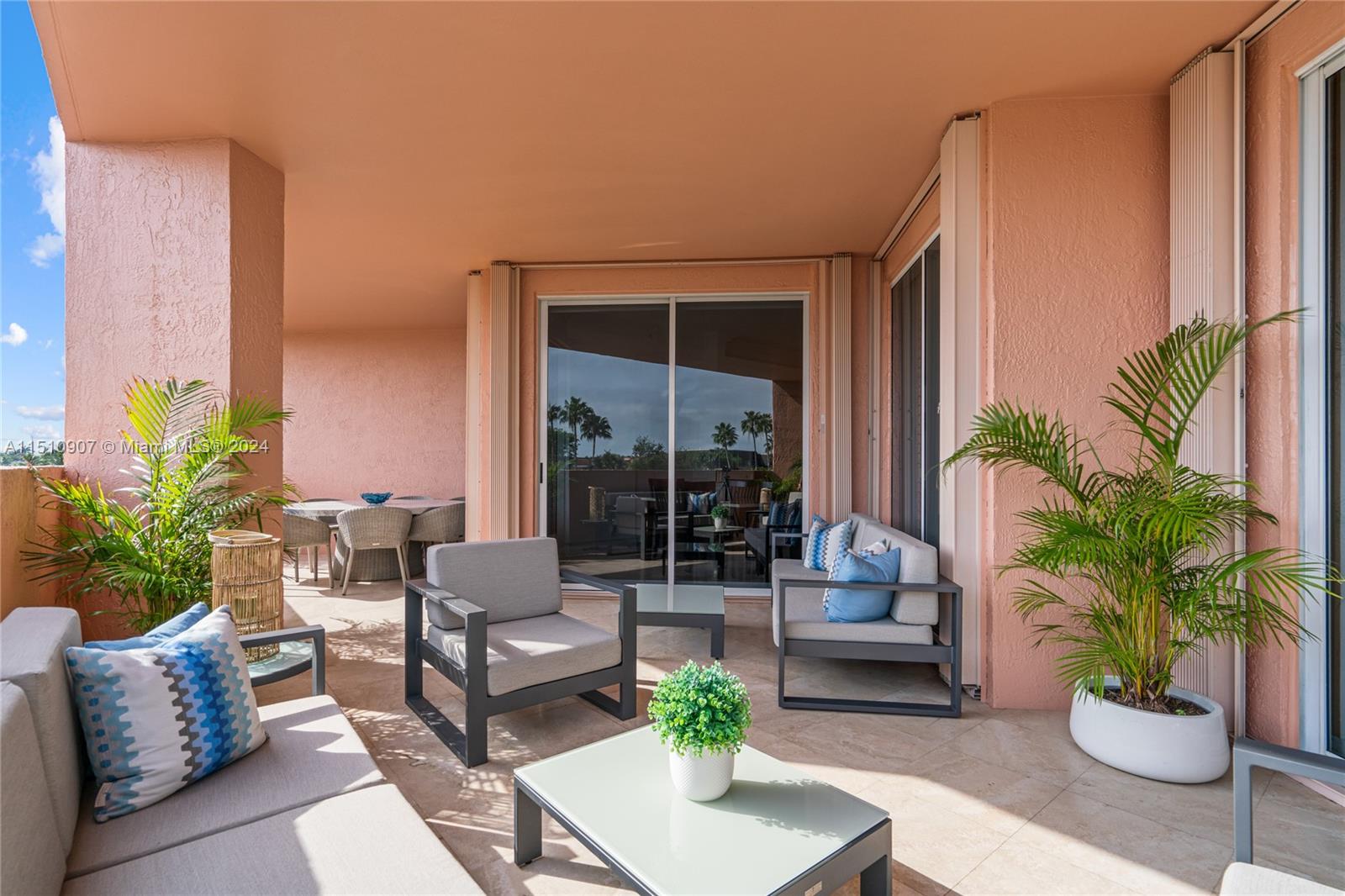 10 Edgewater Dr # 3E
