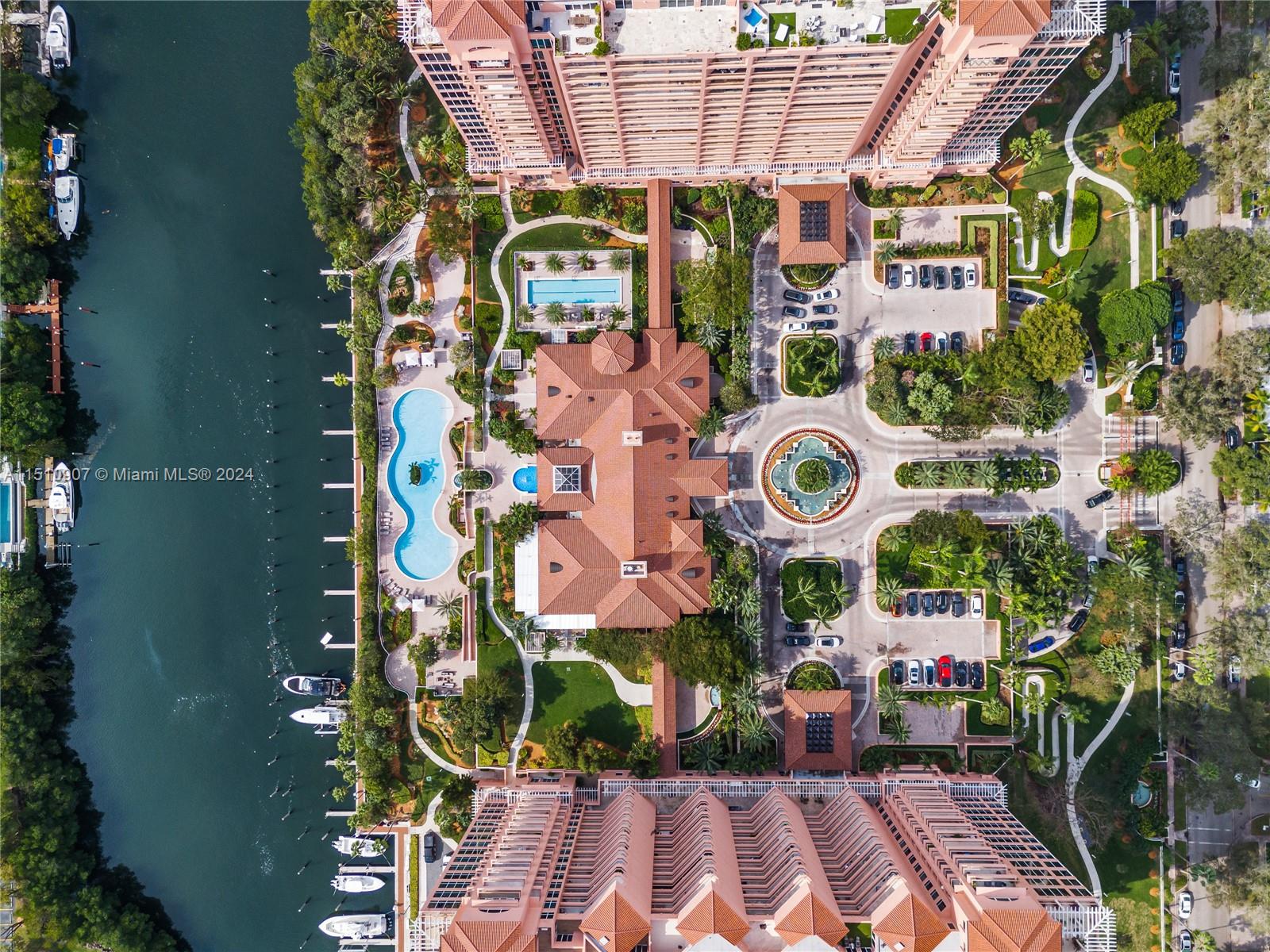 10 Edgewater Dr # 3E