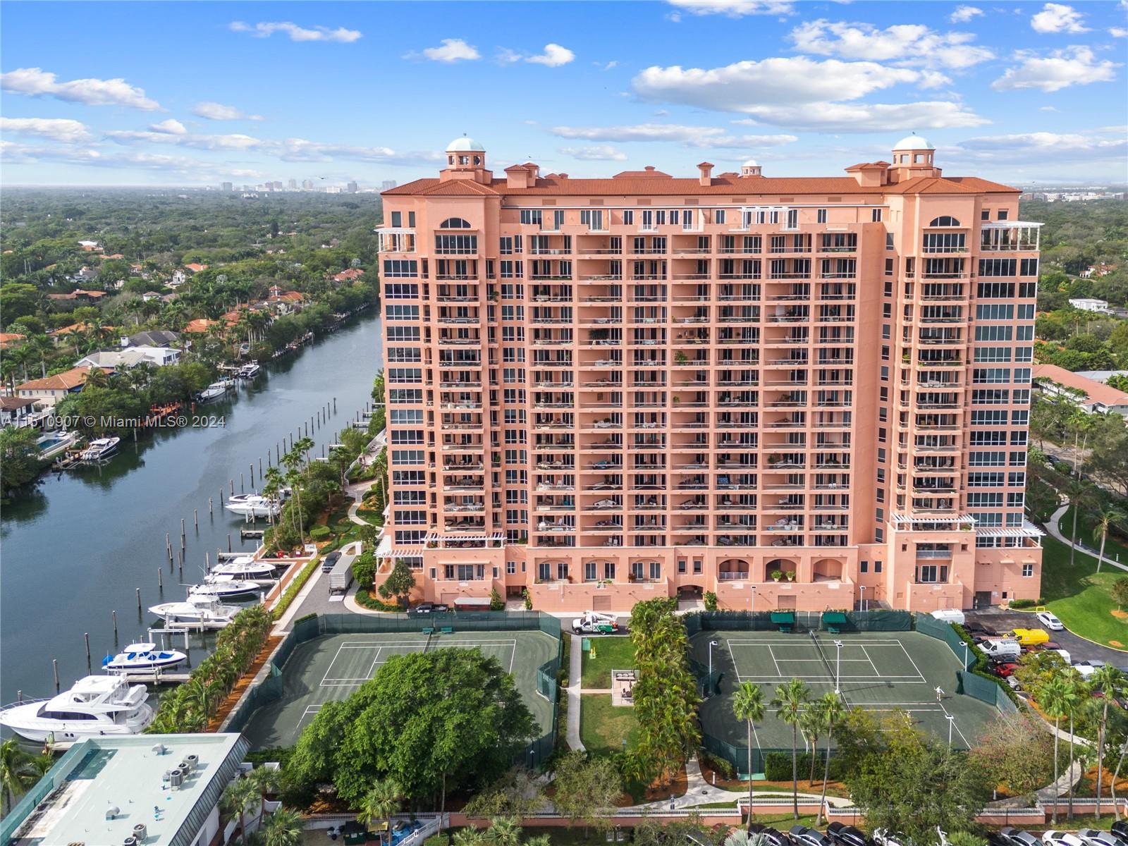 10 Edgewater Dr # 3E