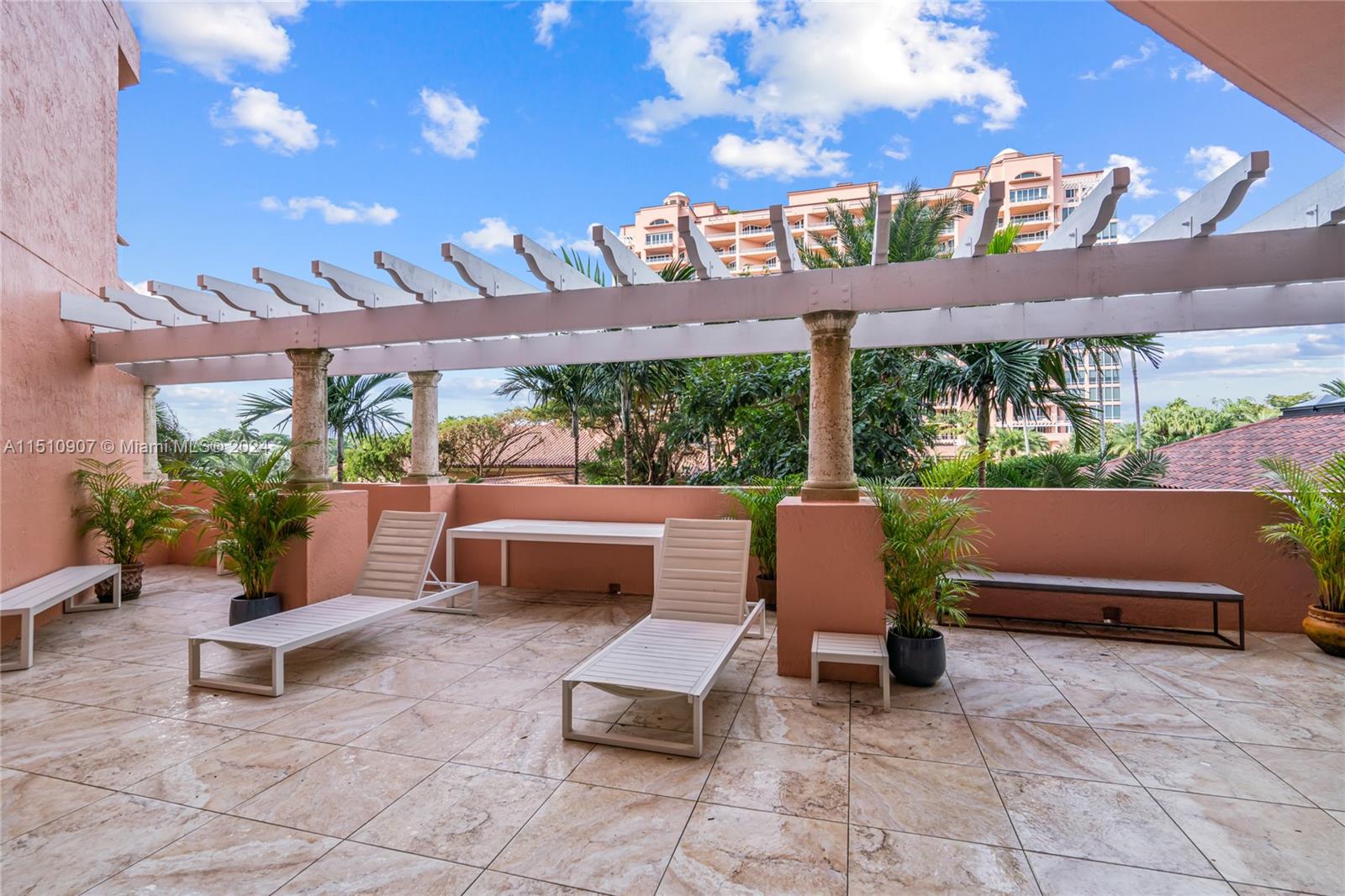 10 Edgewater Dr # 3E