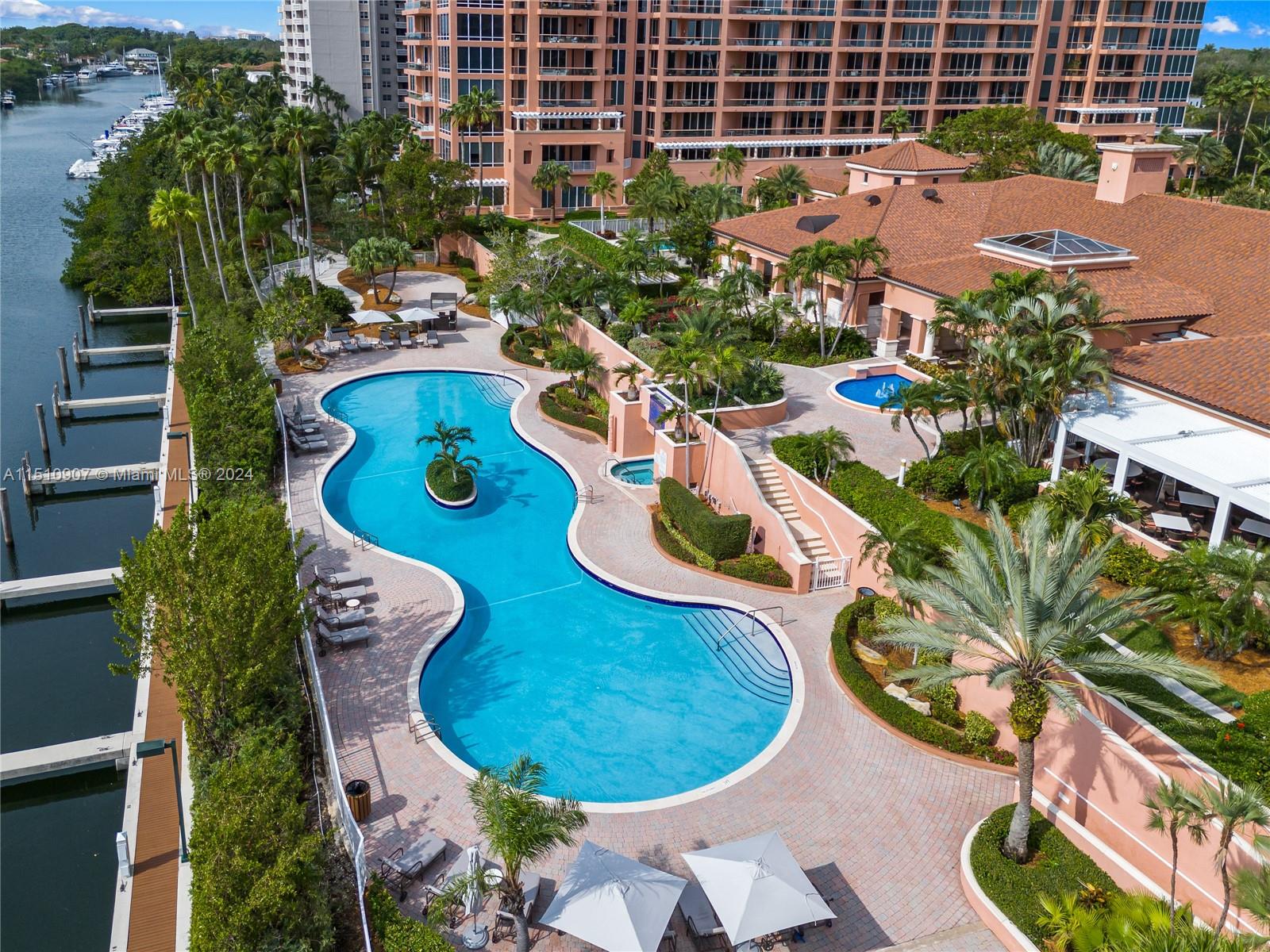 10 Edgewater Dr # 3E