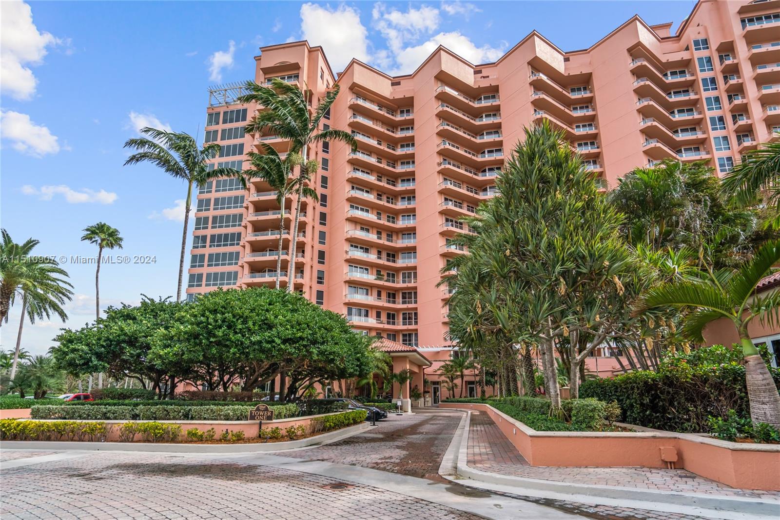 10 Edgewater Dr # 3E