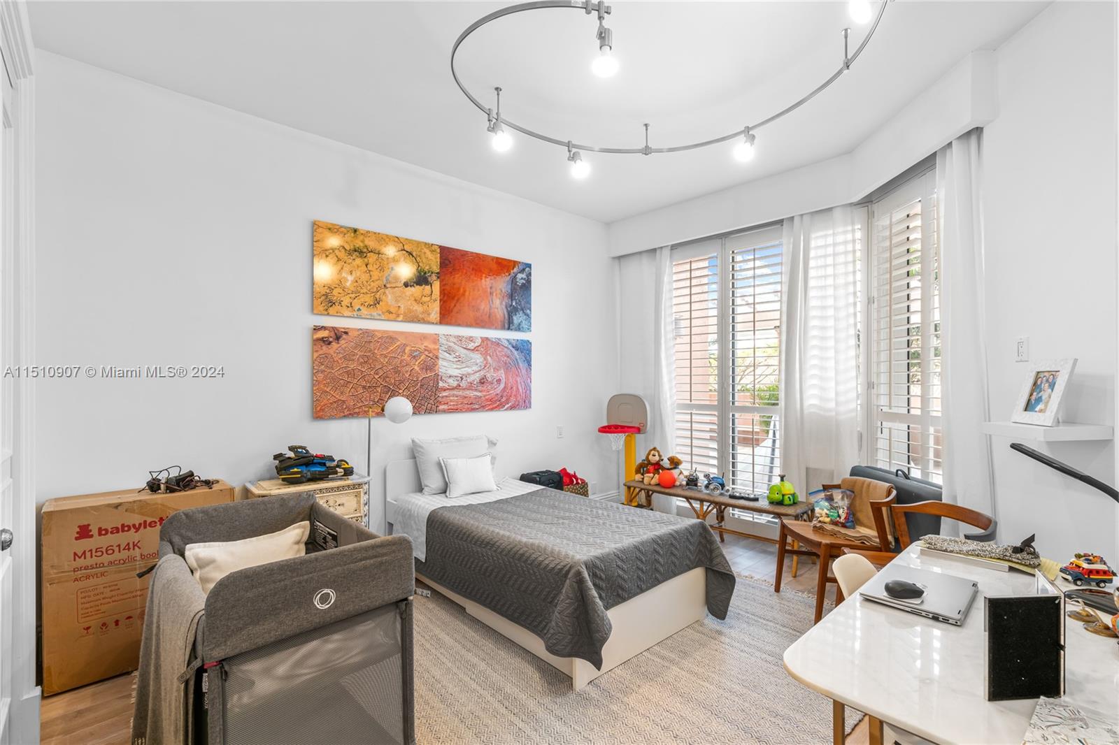 10 Edgewater Dr # 3E