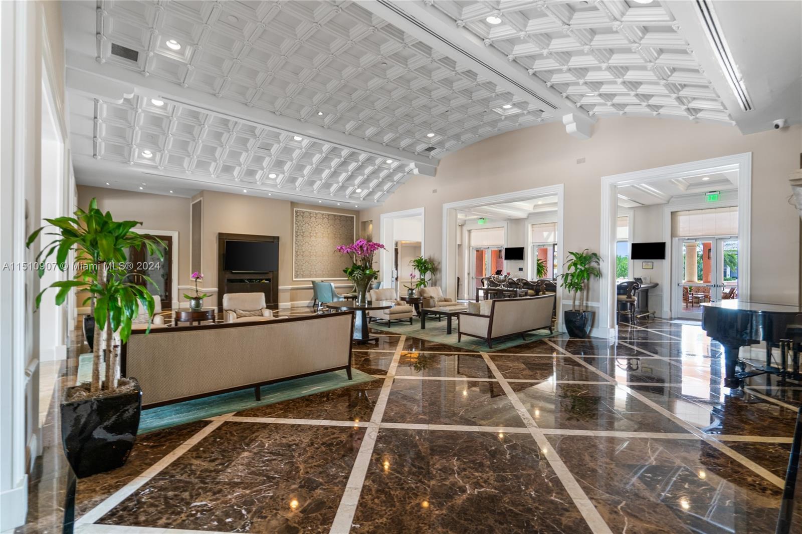 10 Edgewater Dr # 3E