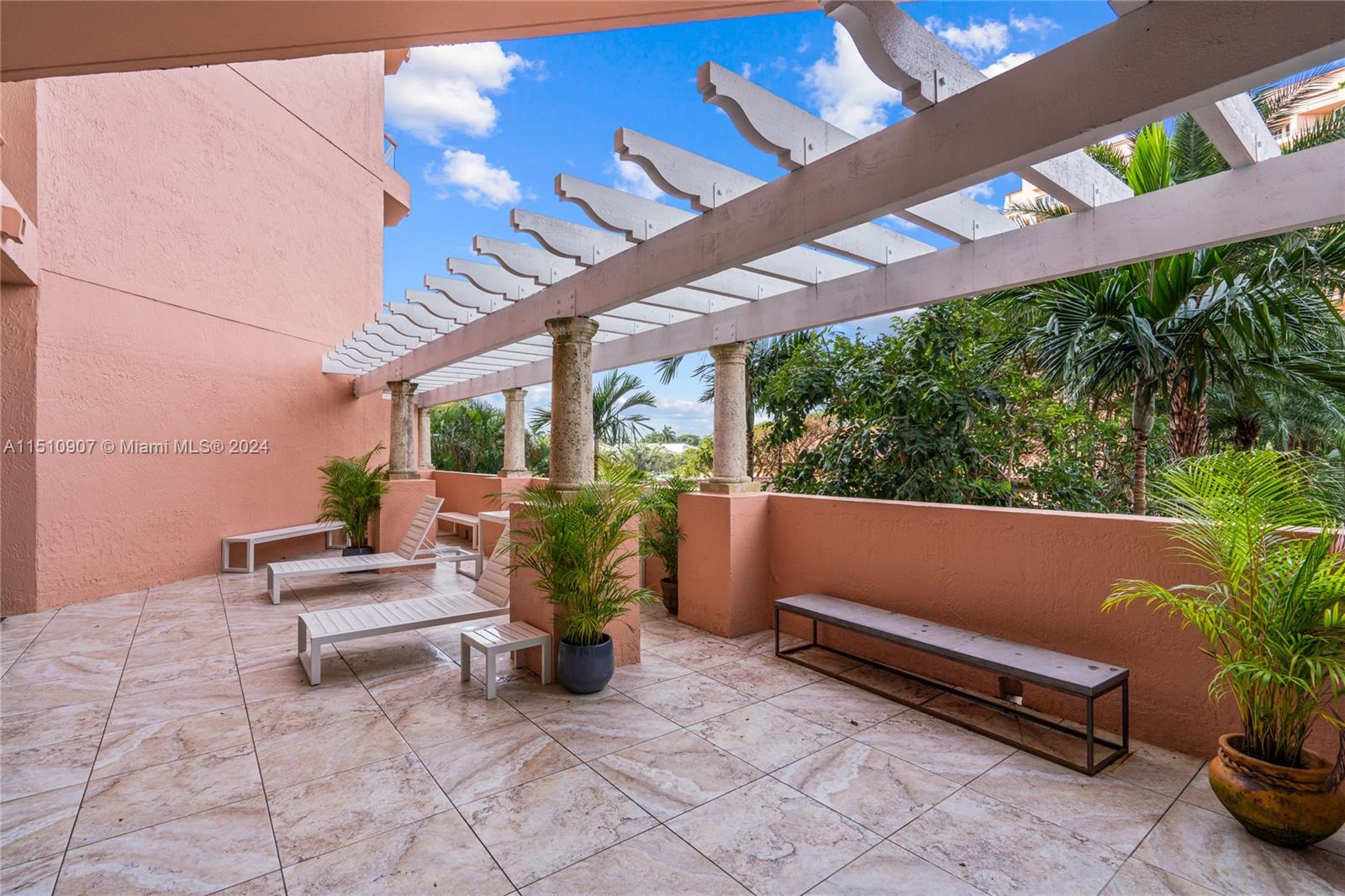 10 Edgewater Dr # 3E