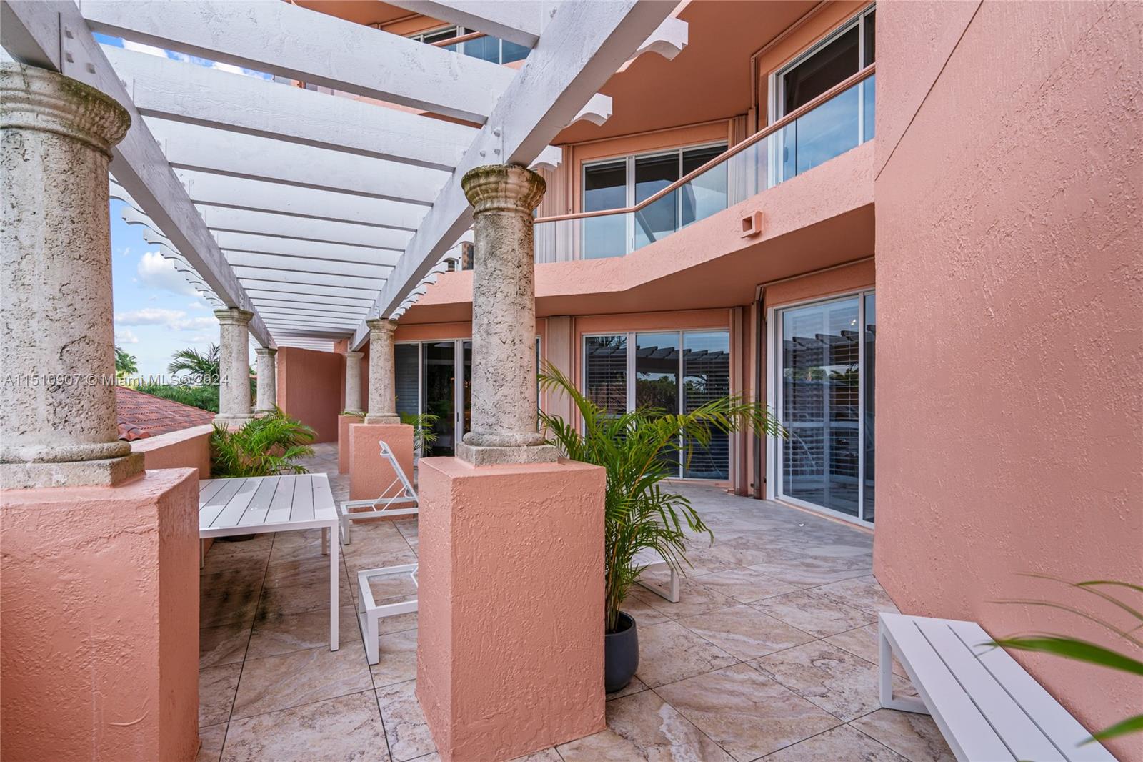 10 Edgewater Dr # 3E
