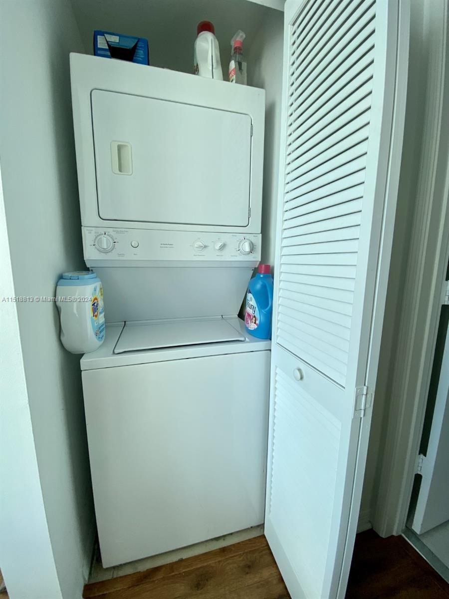 950 Brickell Bay Dr # 2807