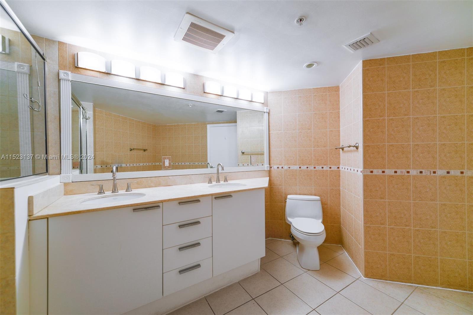 16699 Collins Ave # 3302