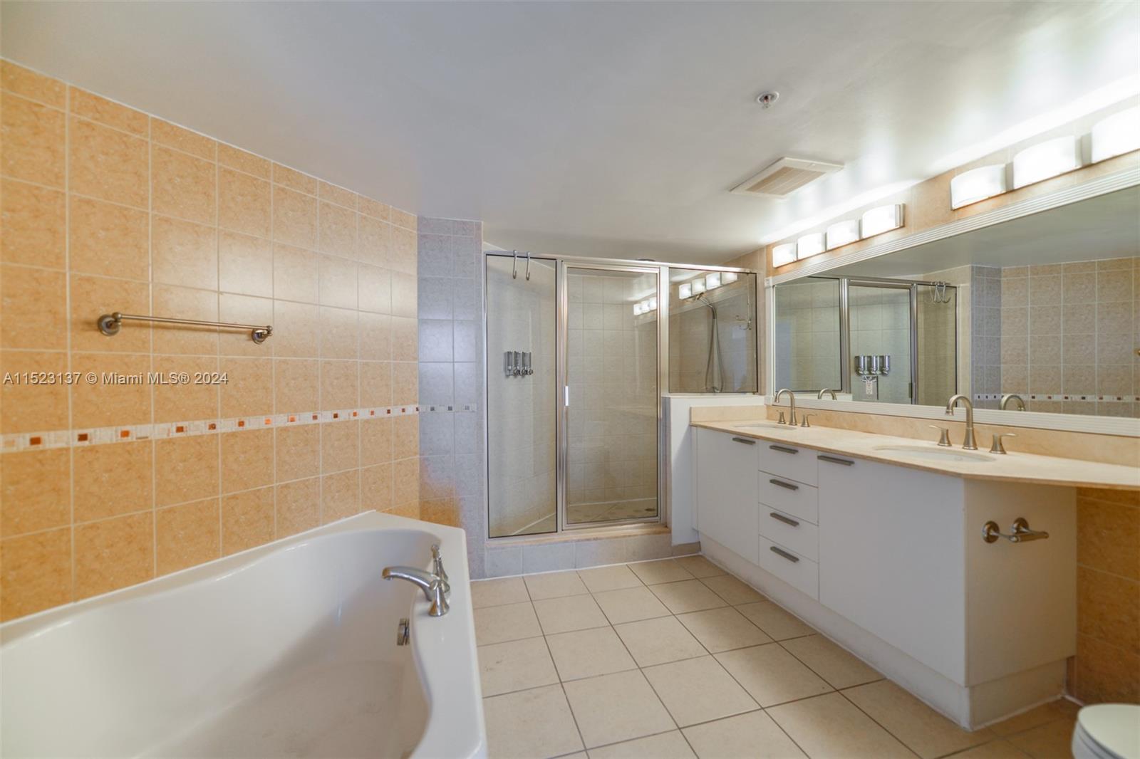 16699 Collins Ave # 3302