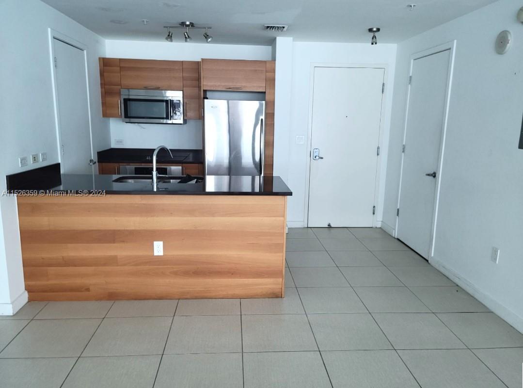 3301 NE 1 AV # L0205