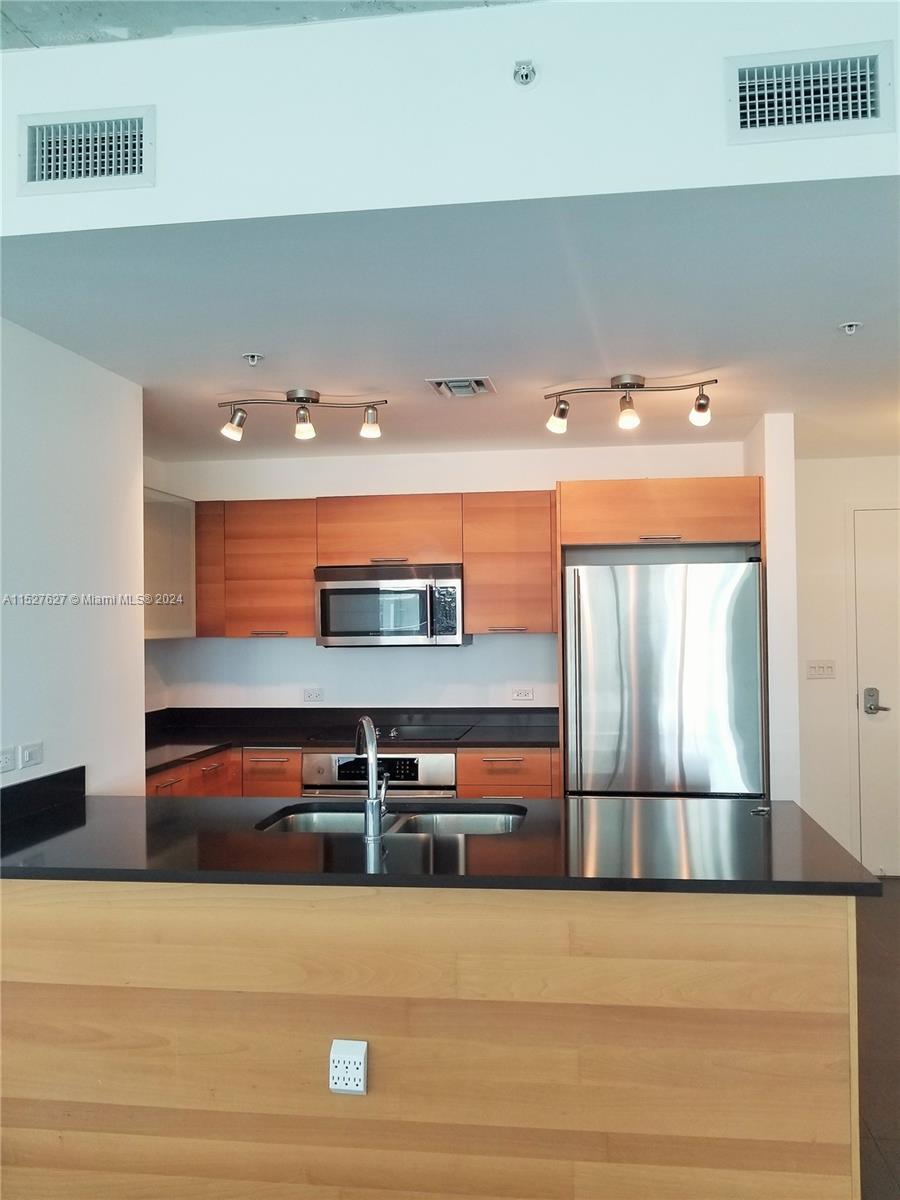 3301 NE 1 AV # H1515