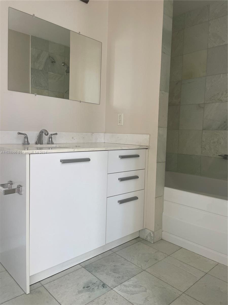 1060 BRICKELL AV # 2211