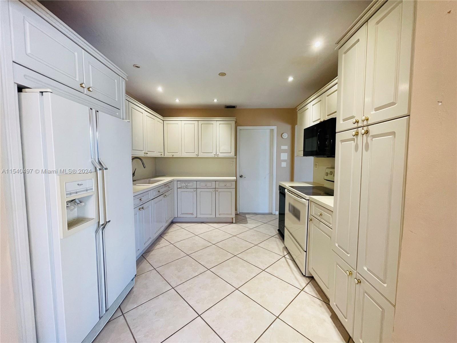 9350 SW 52nd Ter