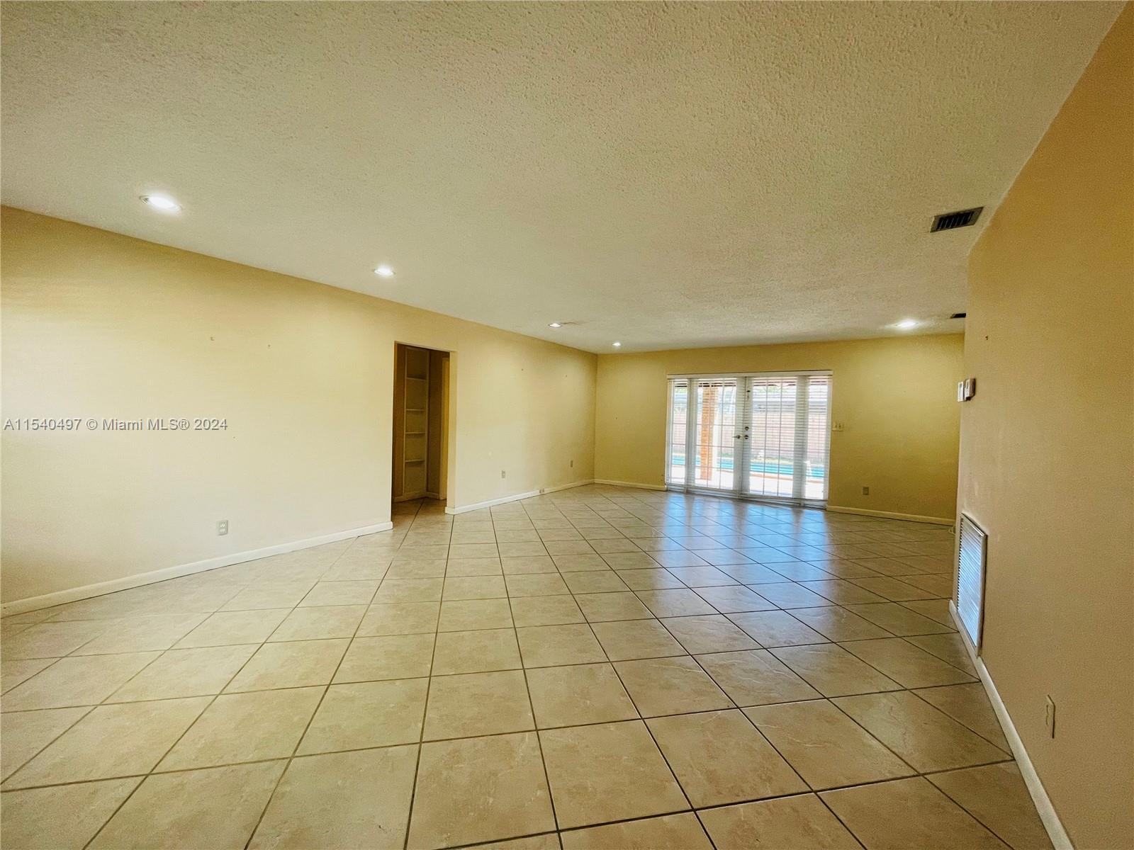 9350 SW 52nd Ter