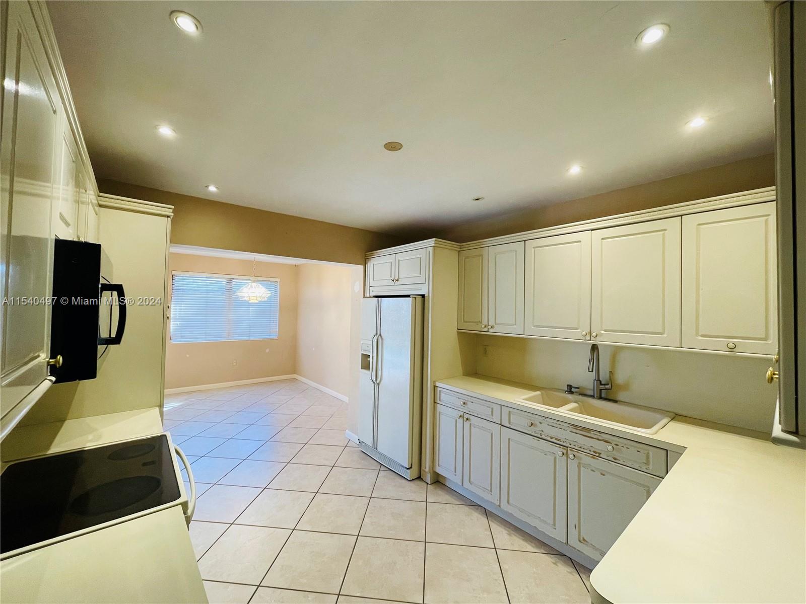 9350 SW 52nd Ter