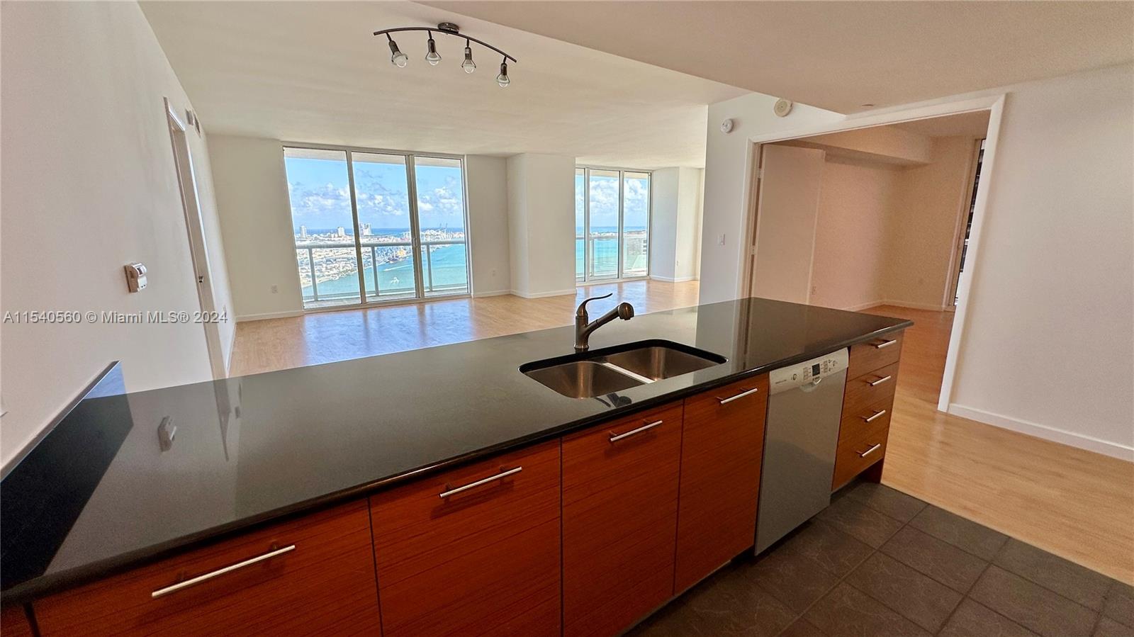 50 Biscayne Blvd # 3910