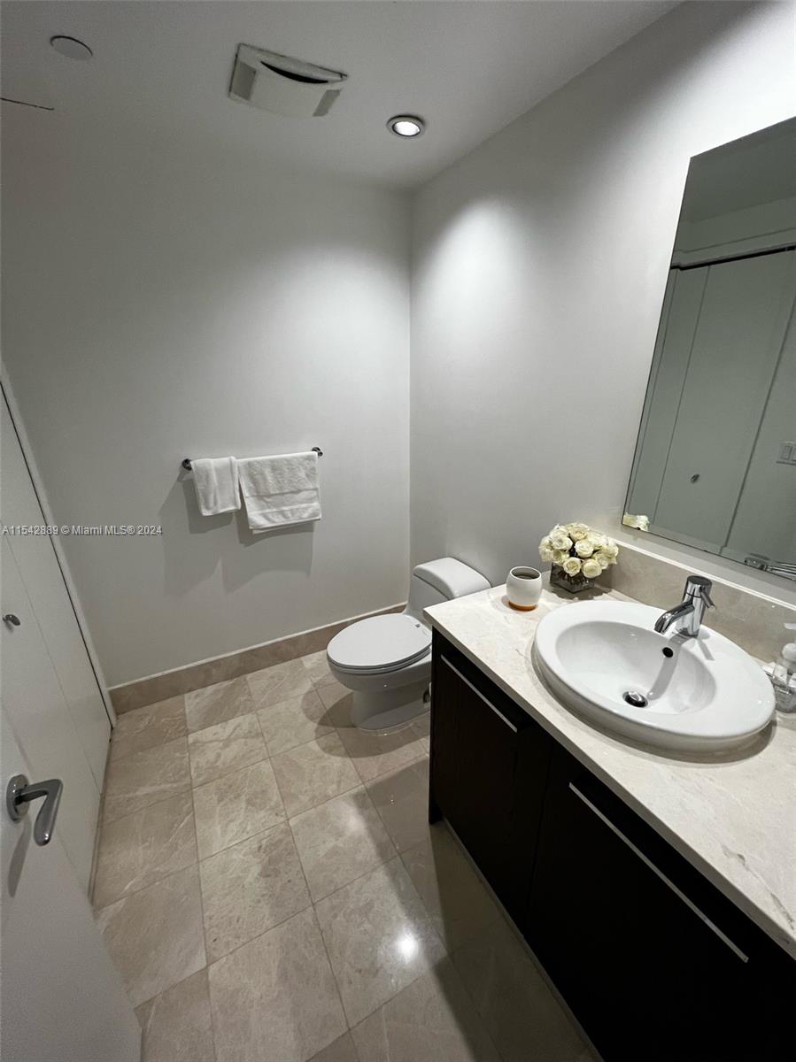 17121 Collins Ave # 903