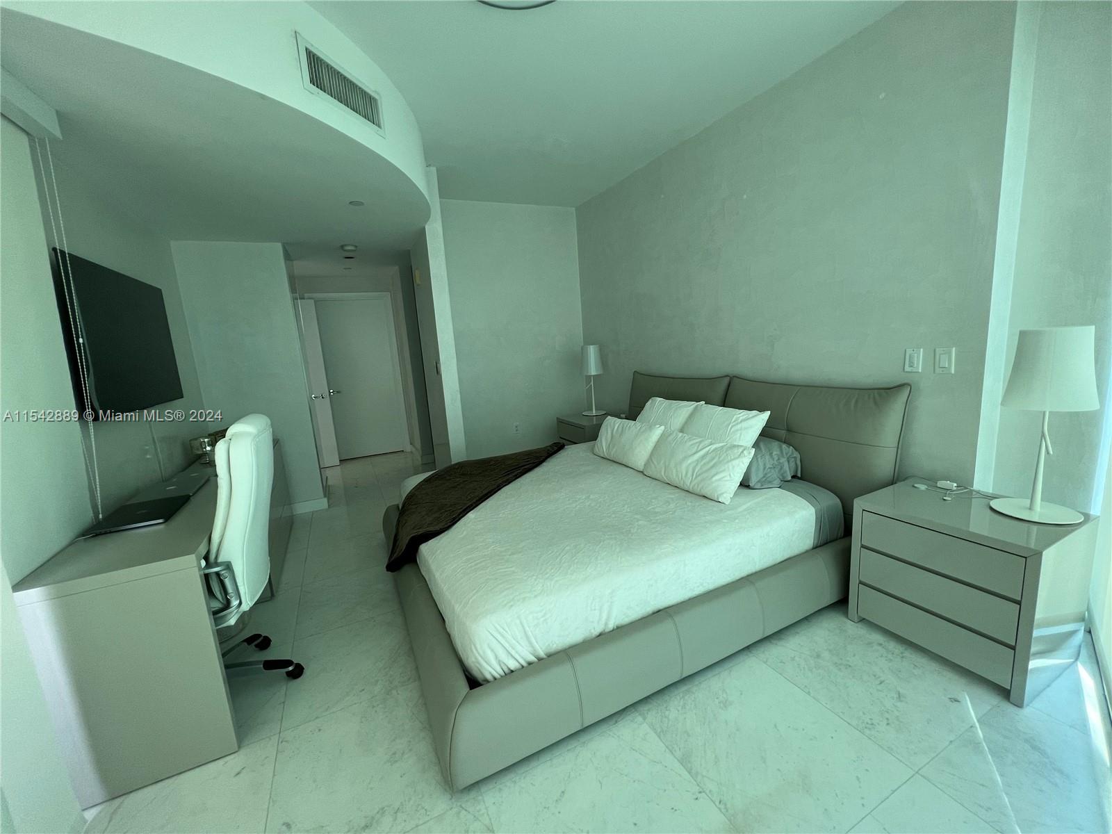 17121 Collins Ave # 903