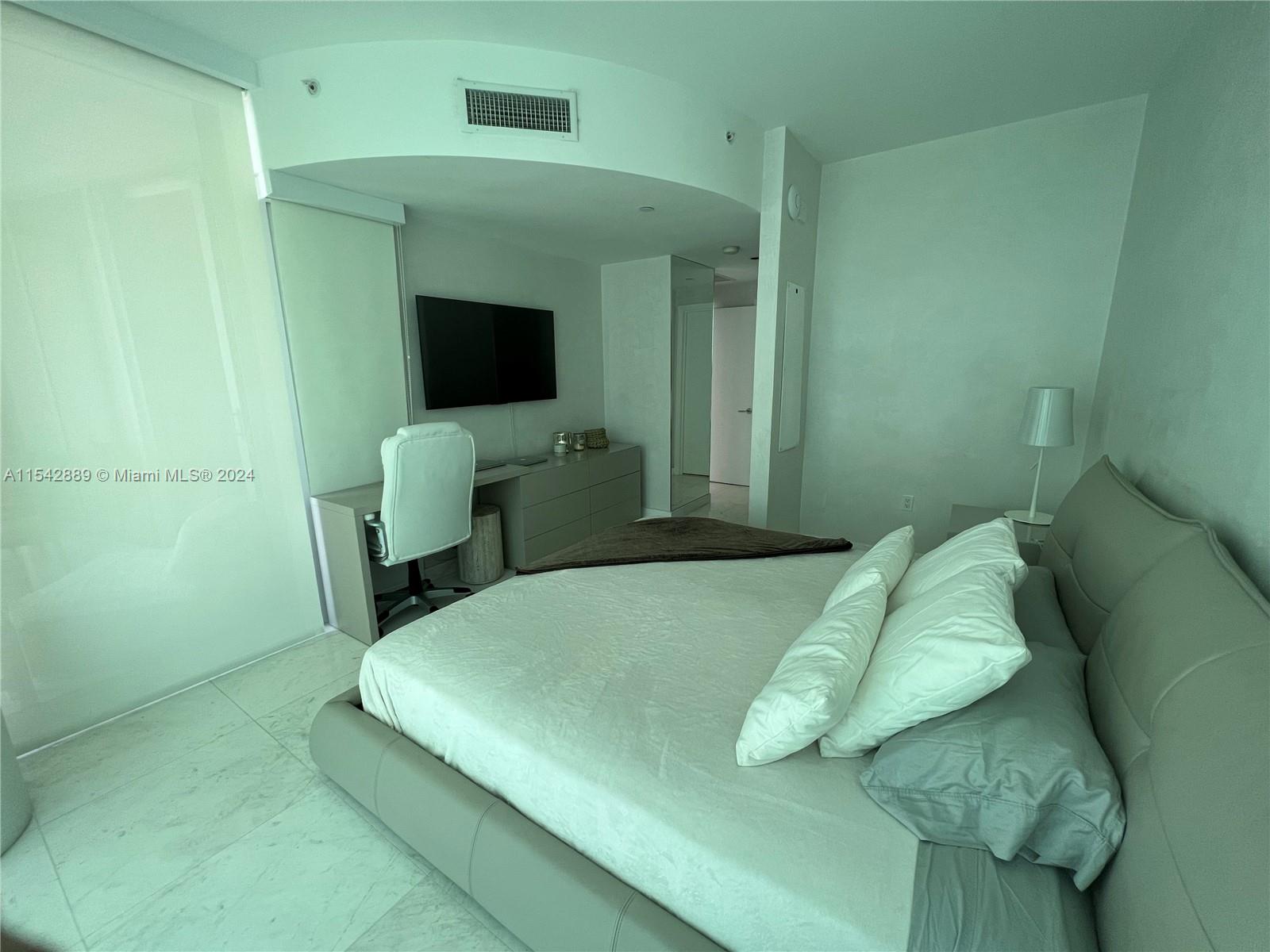17121 Collins Ave # 903