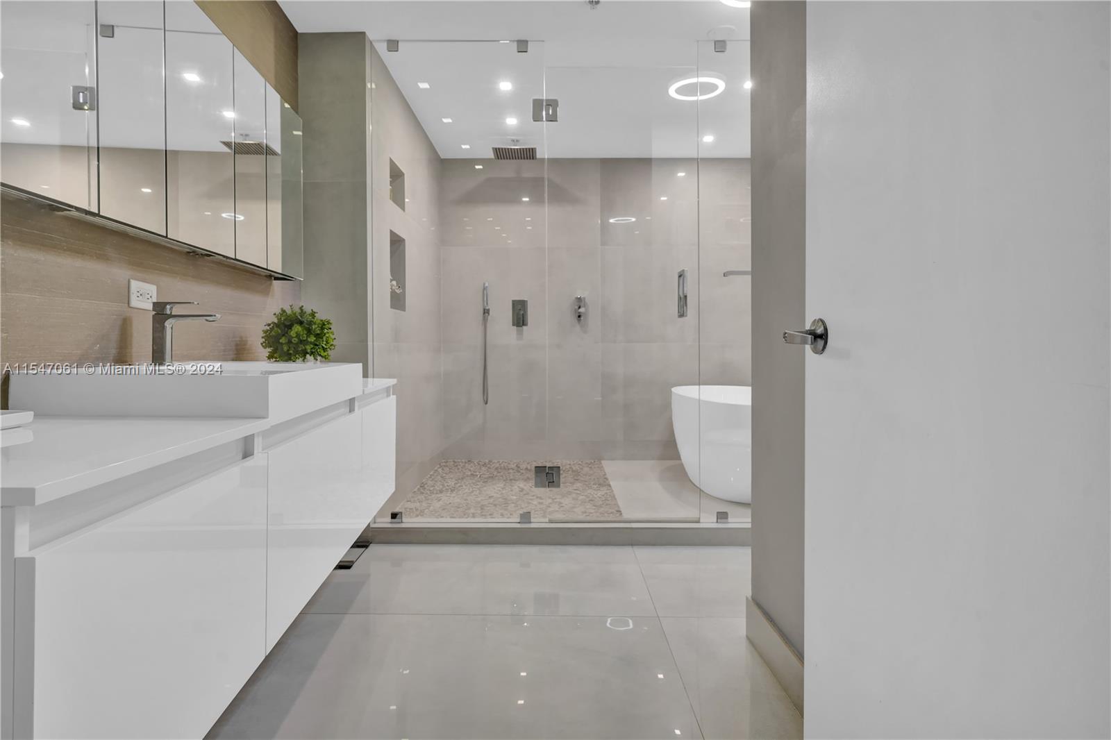 1900 N Bayshore Dr # 4015