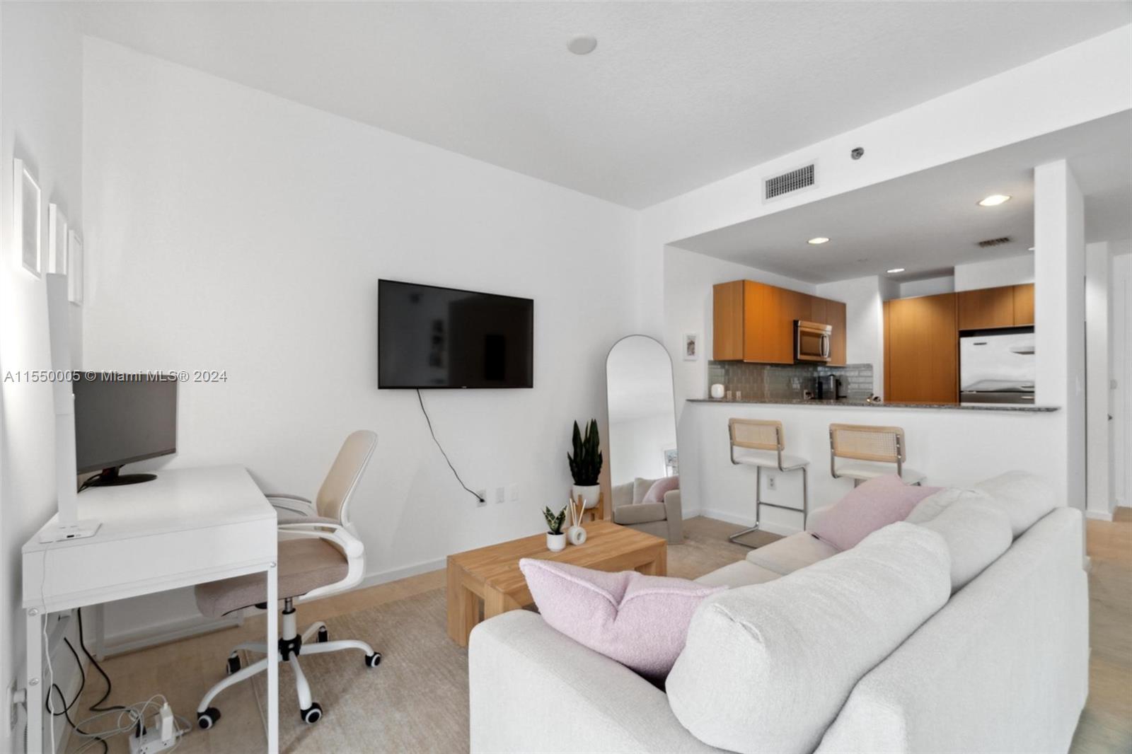 1050 Brickell Ave # 2422