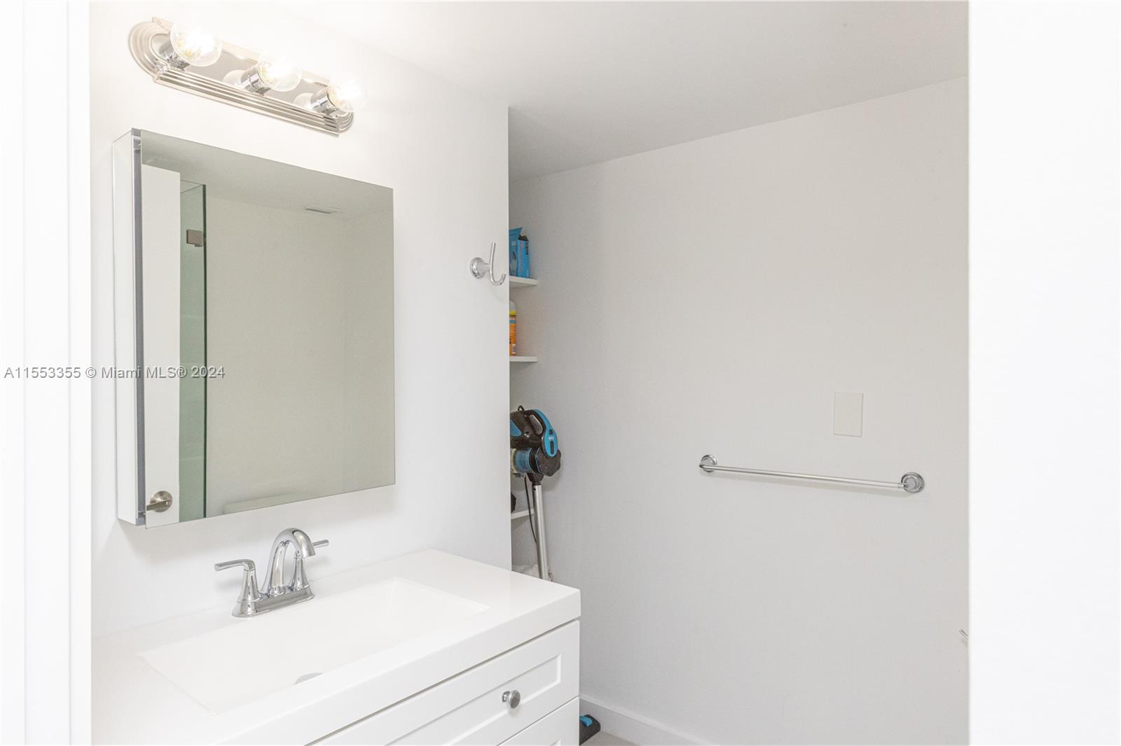 5701 Collins Ave # 906