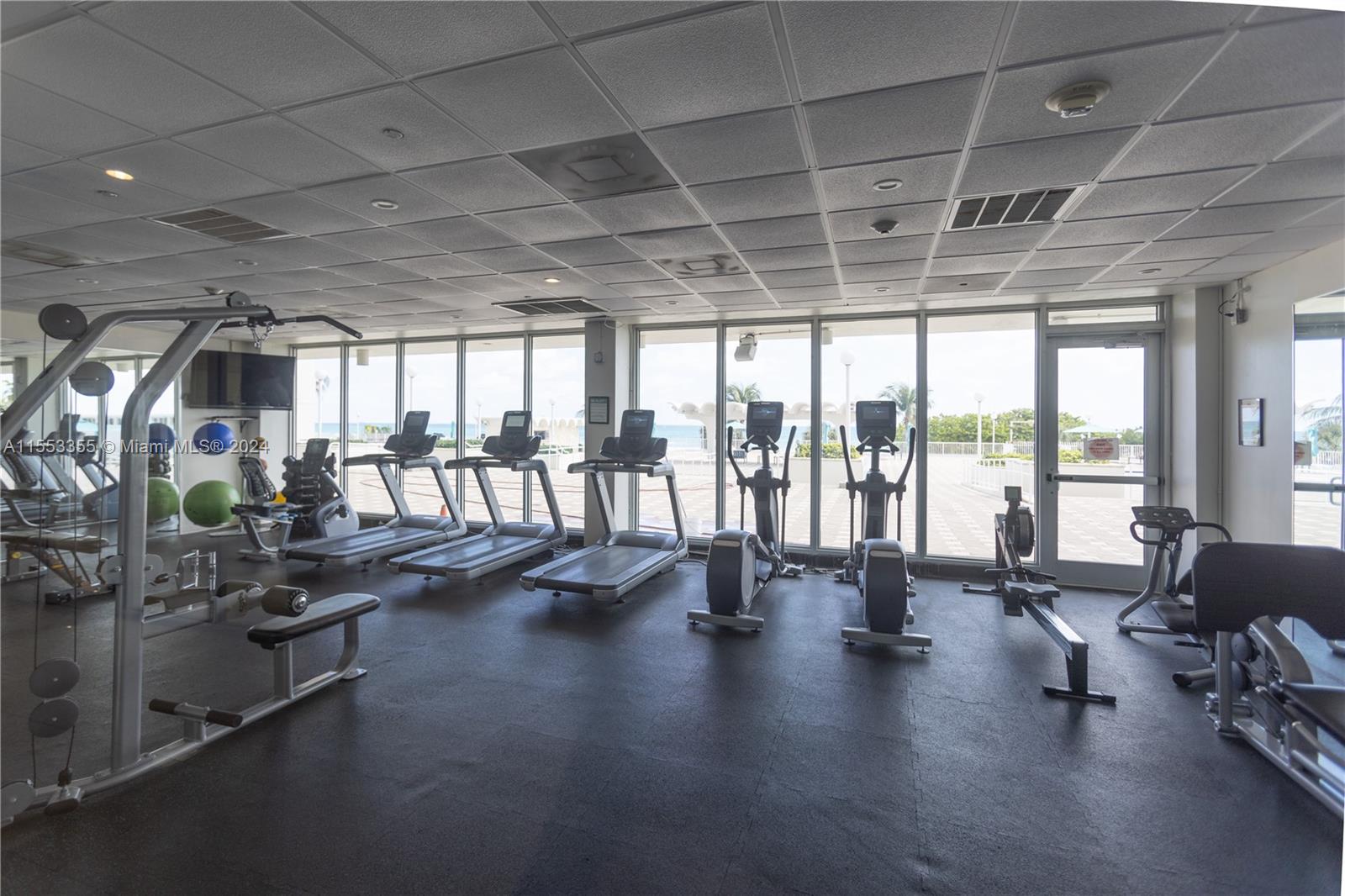 5701 Collins Ave # 906