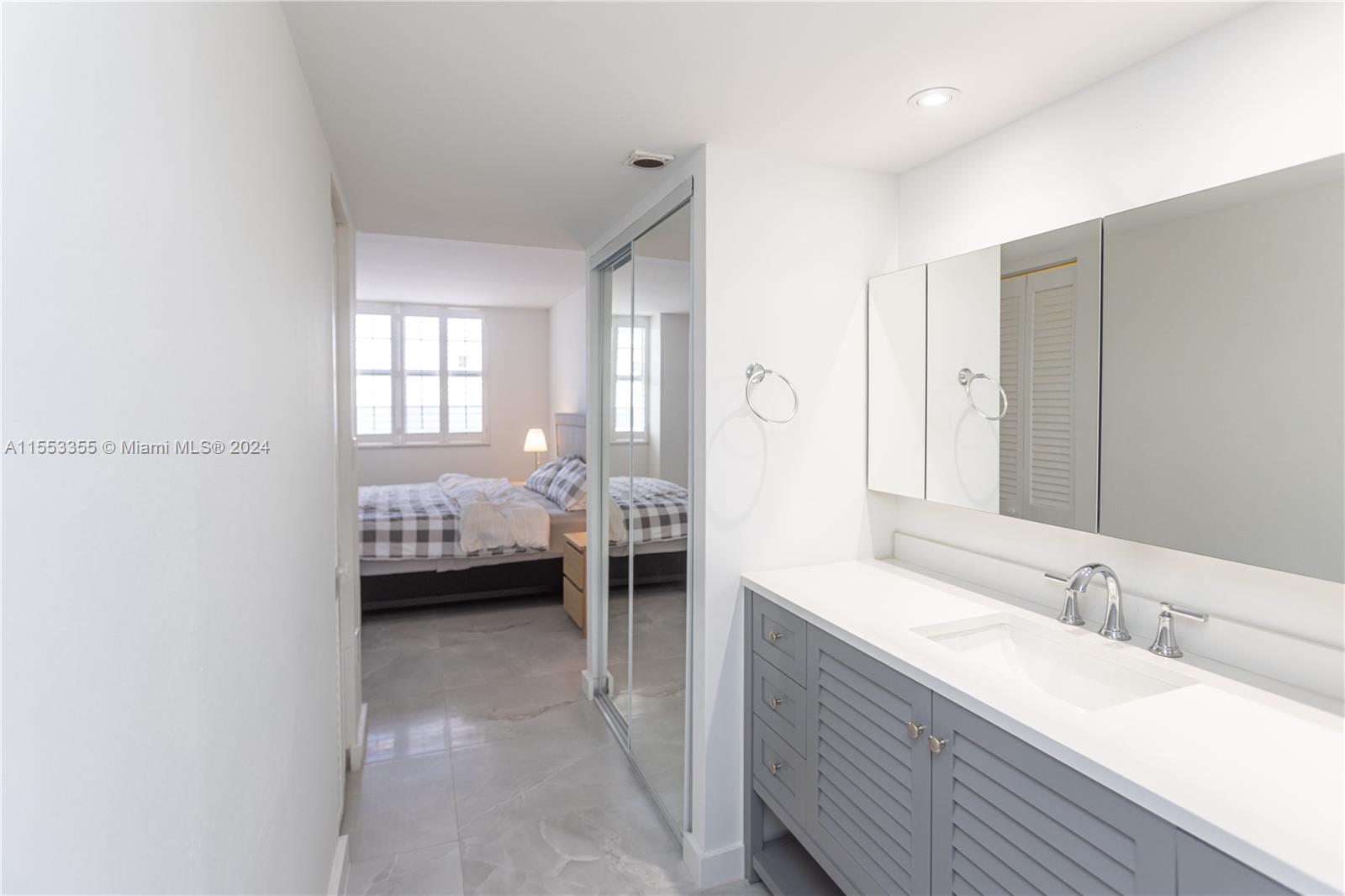 5701 Collins Ave # 906