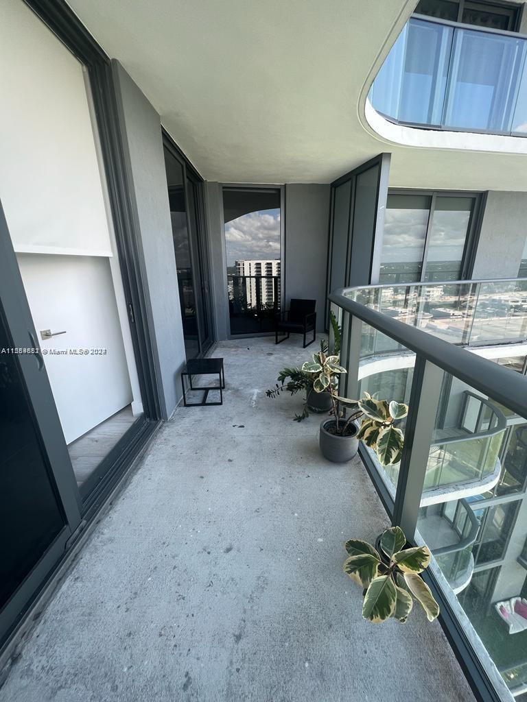 121 NE 34th St # 2014