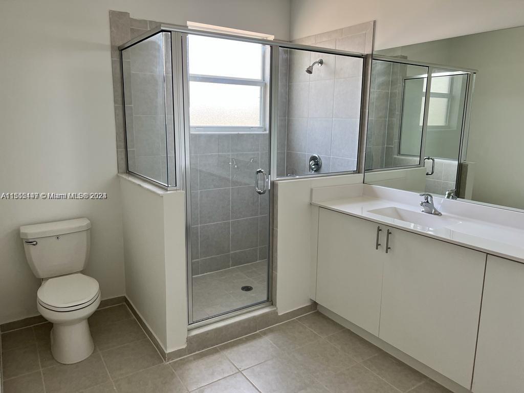 2633 SE 10th St Unit: .