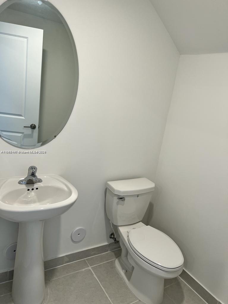 2633 SE 10th St Unit: .