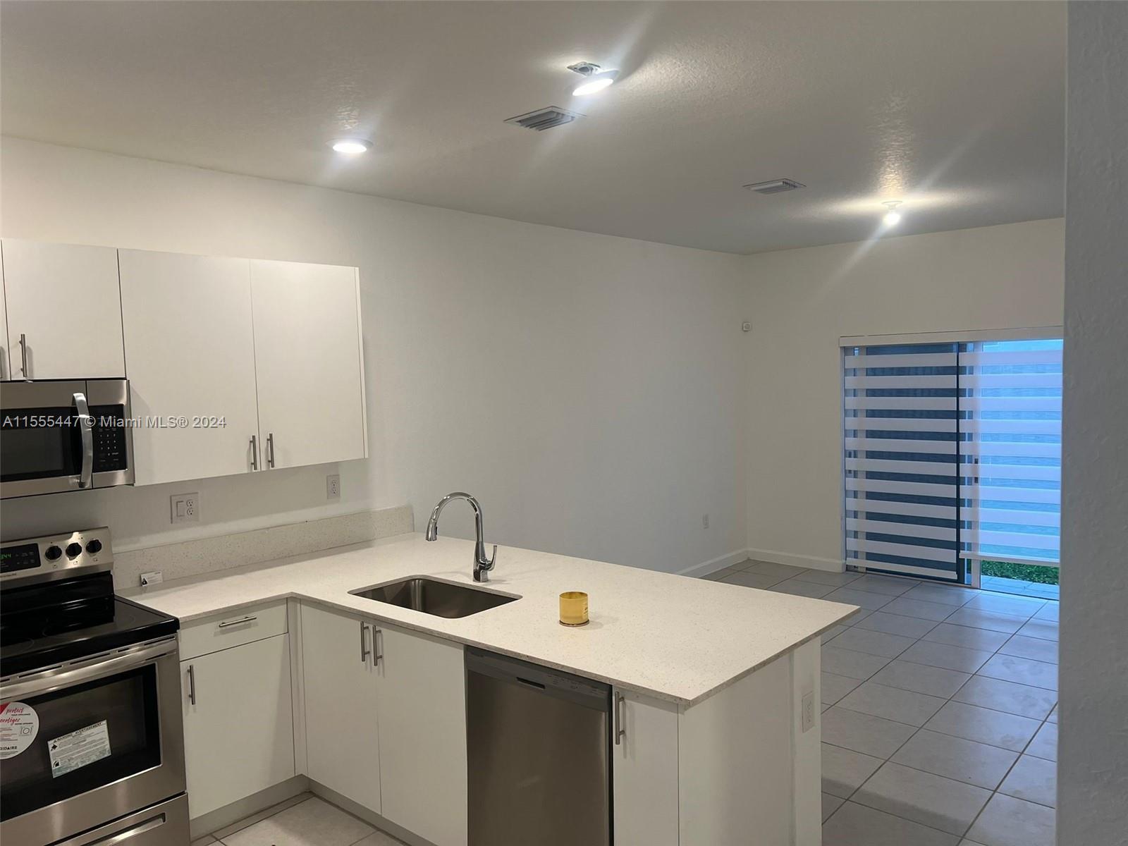 2633 SE 10th St Unit: .