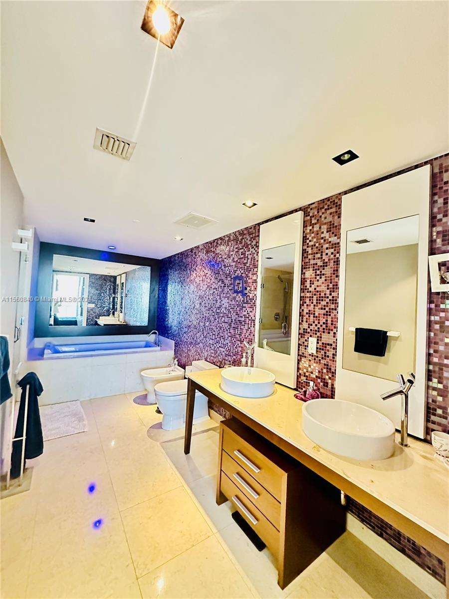 495 Brickell Ave # 4002