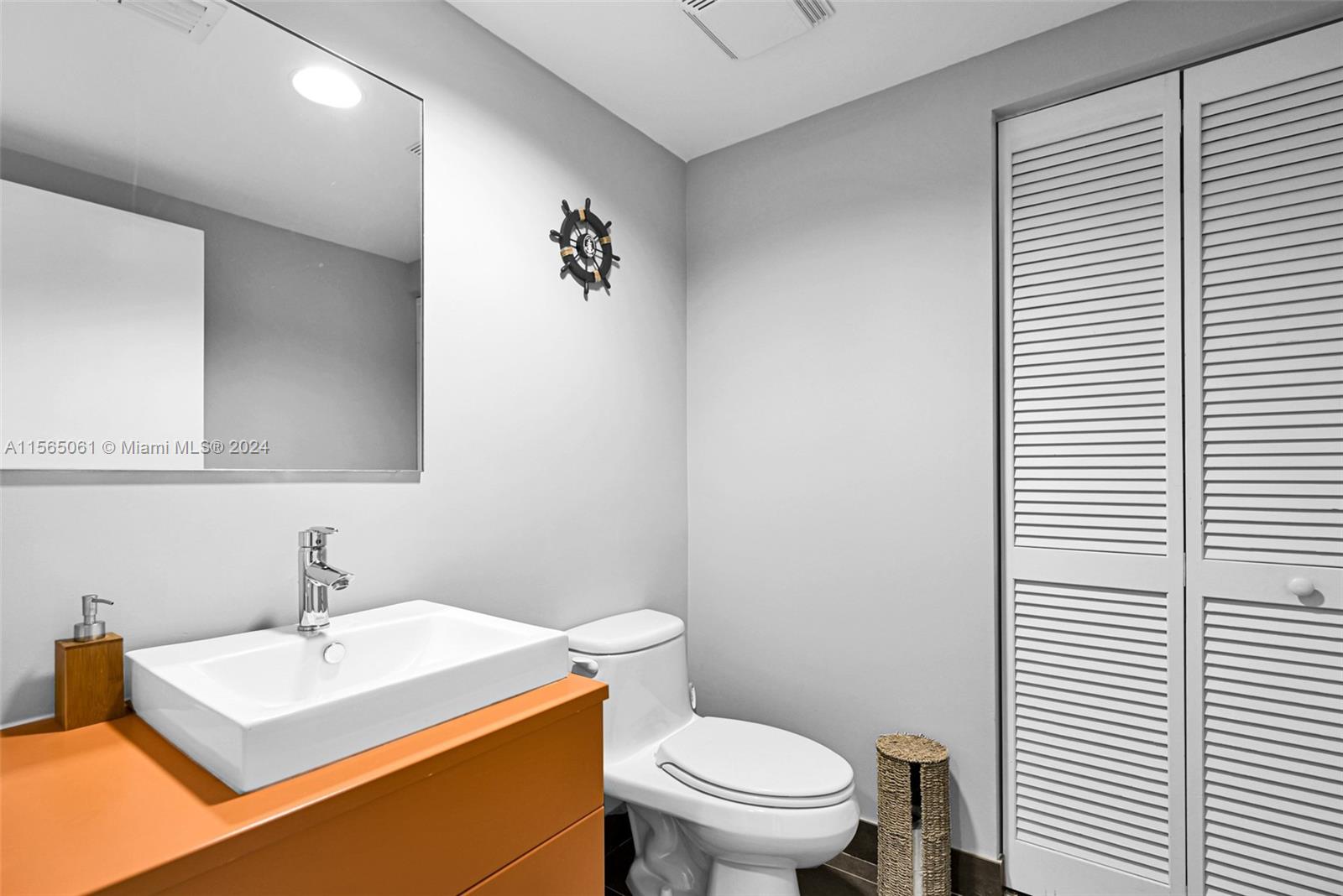 2155 Washington Ct # 403