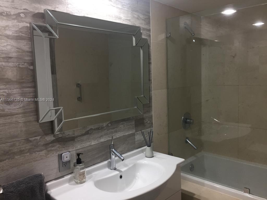 485 Brickell Ave # 1811