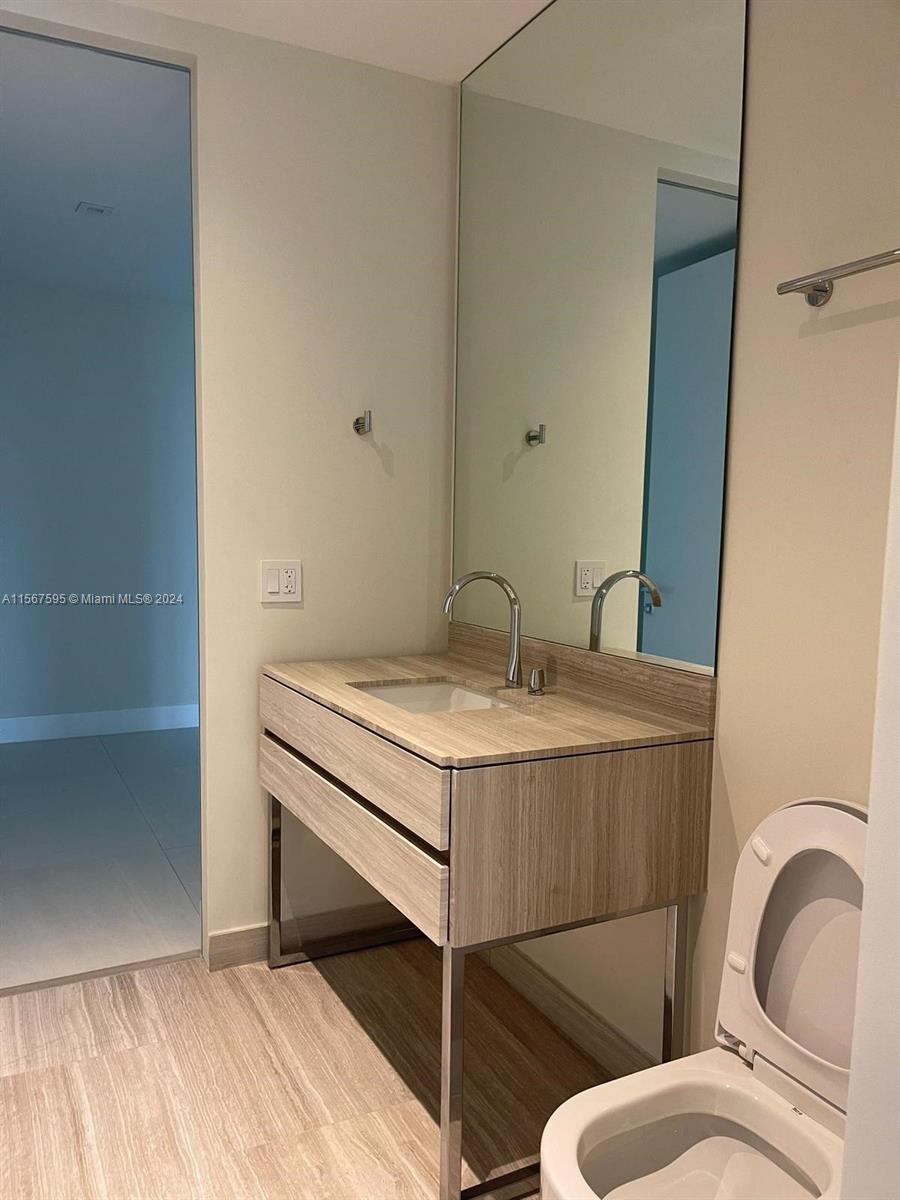 18975 Collins Ave # 503