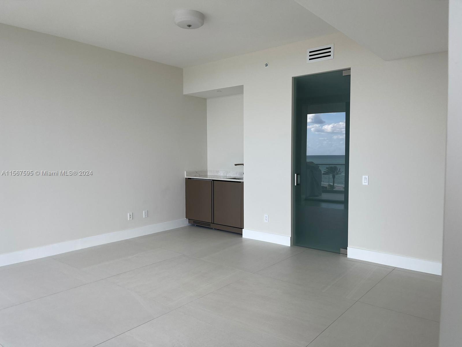 18975 Collins Ave # 503