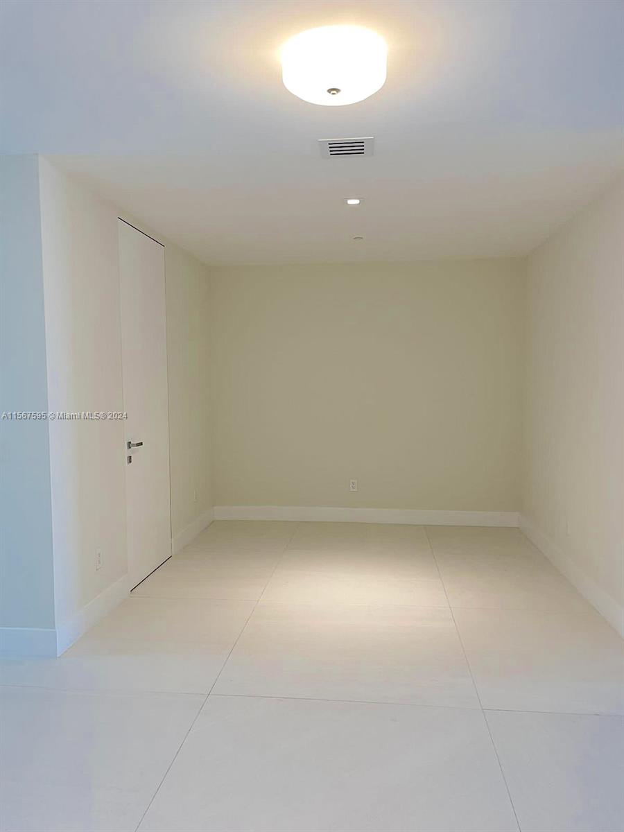 18975 Collins Ave # 503