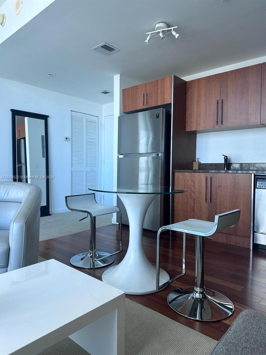 300 S Biscayne Blvd # 3703 Unit: T-3703