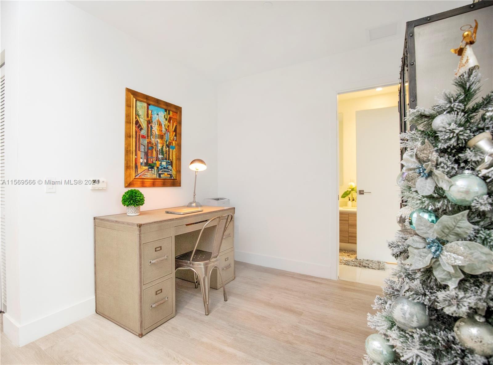 121 NE 34th St # L206