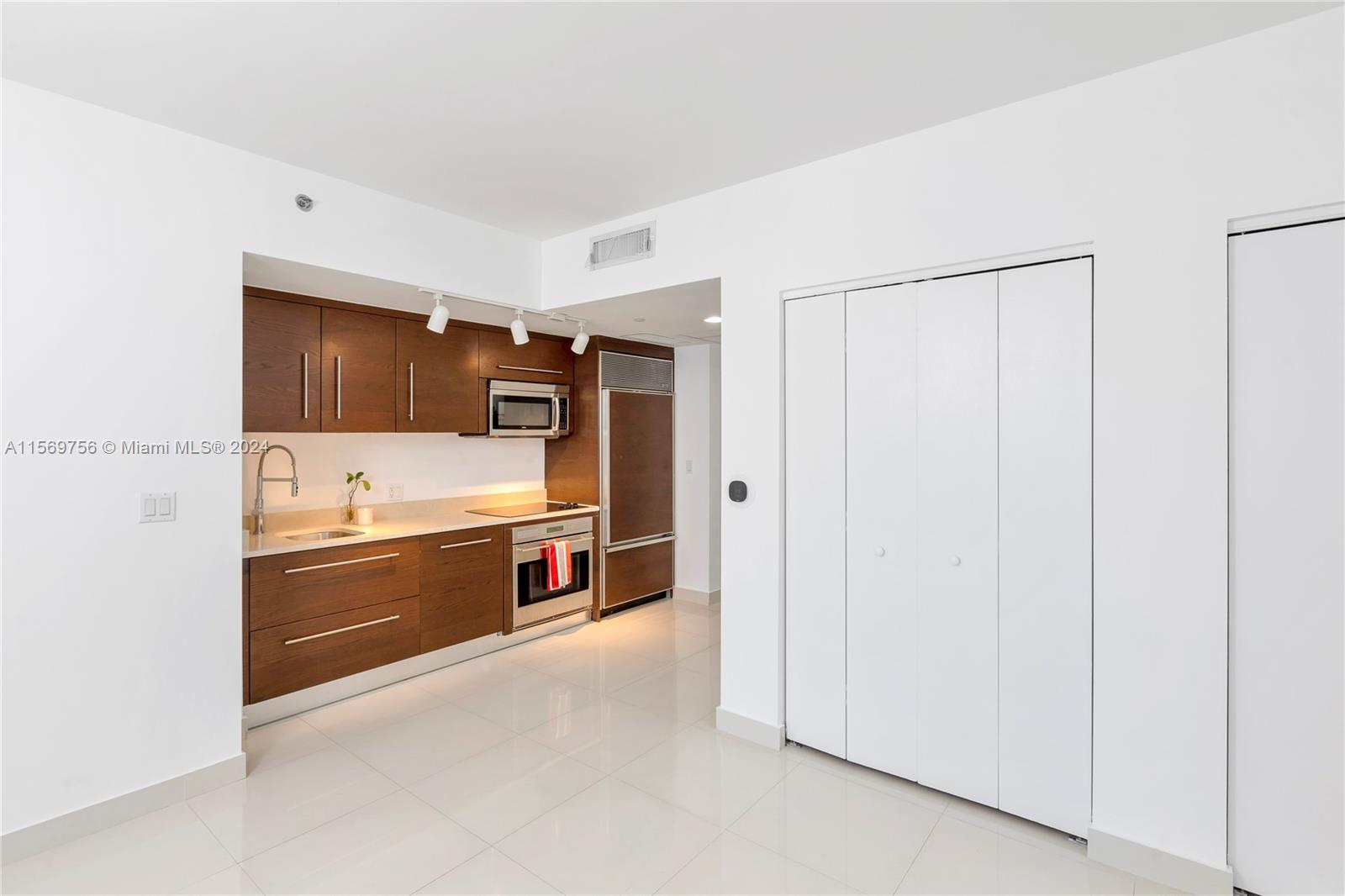 475 Brickell Ave # 1010