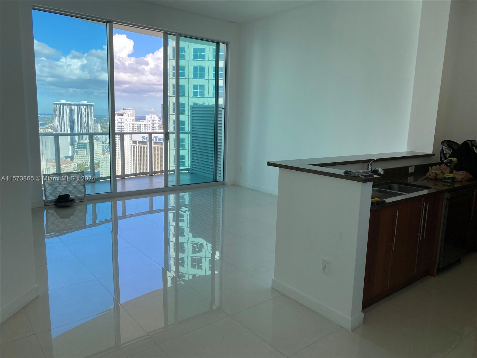 300 S Biscayne Blvd # 3905 Unit: PH-3905