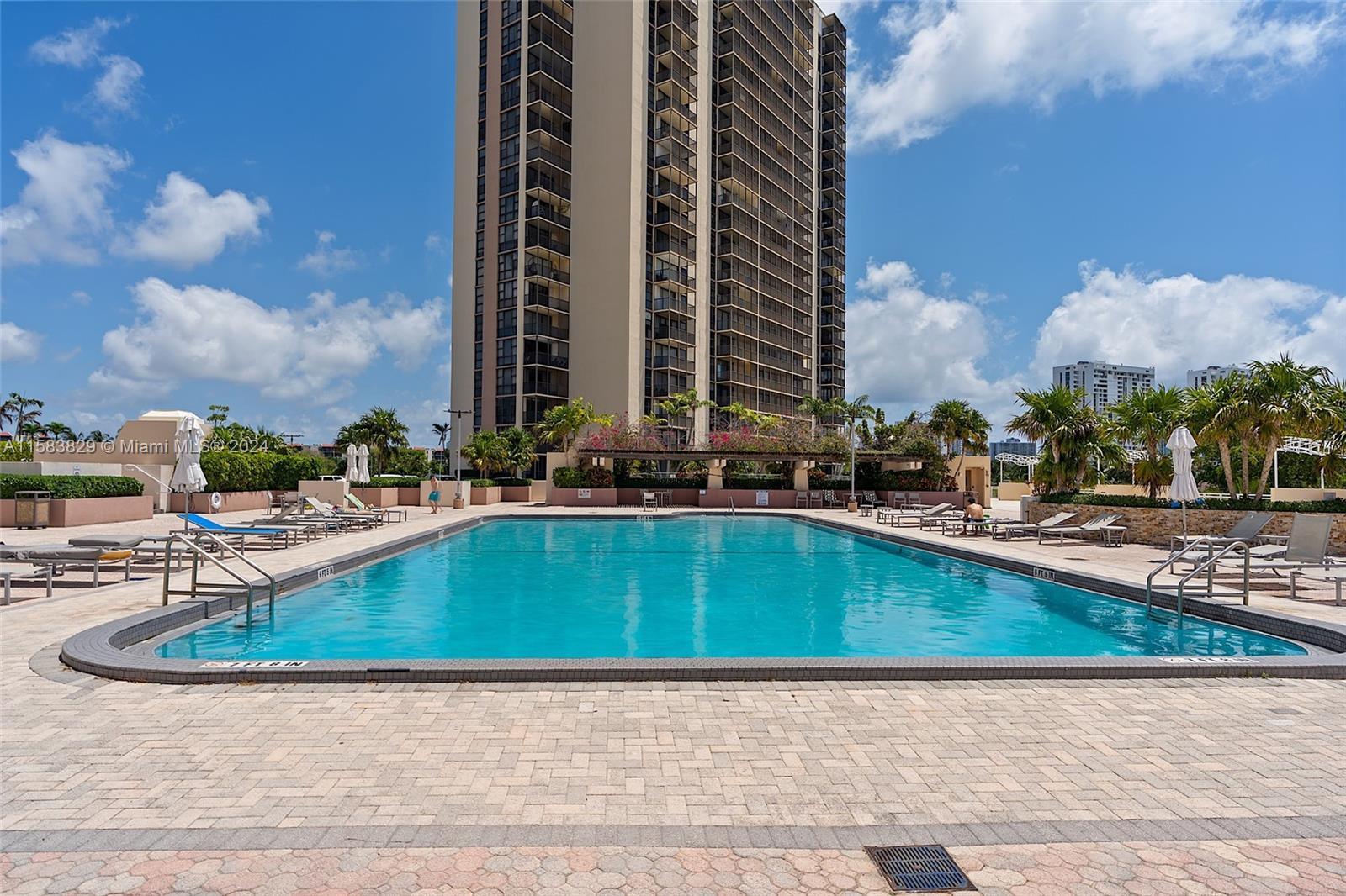 20335 W Country Club Dr # 808