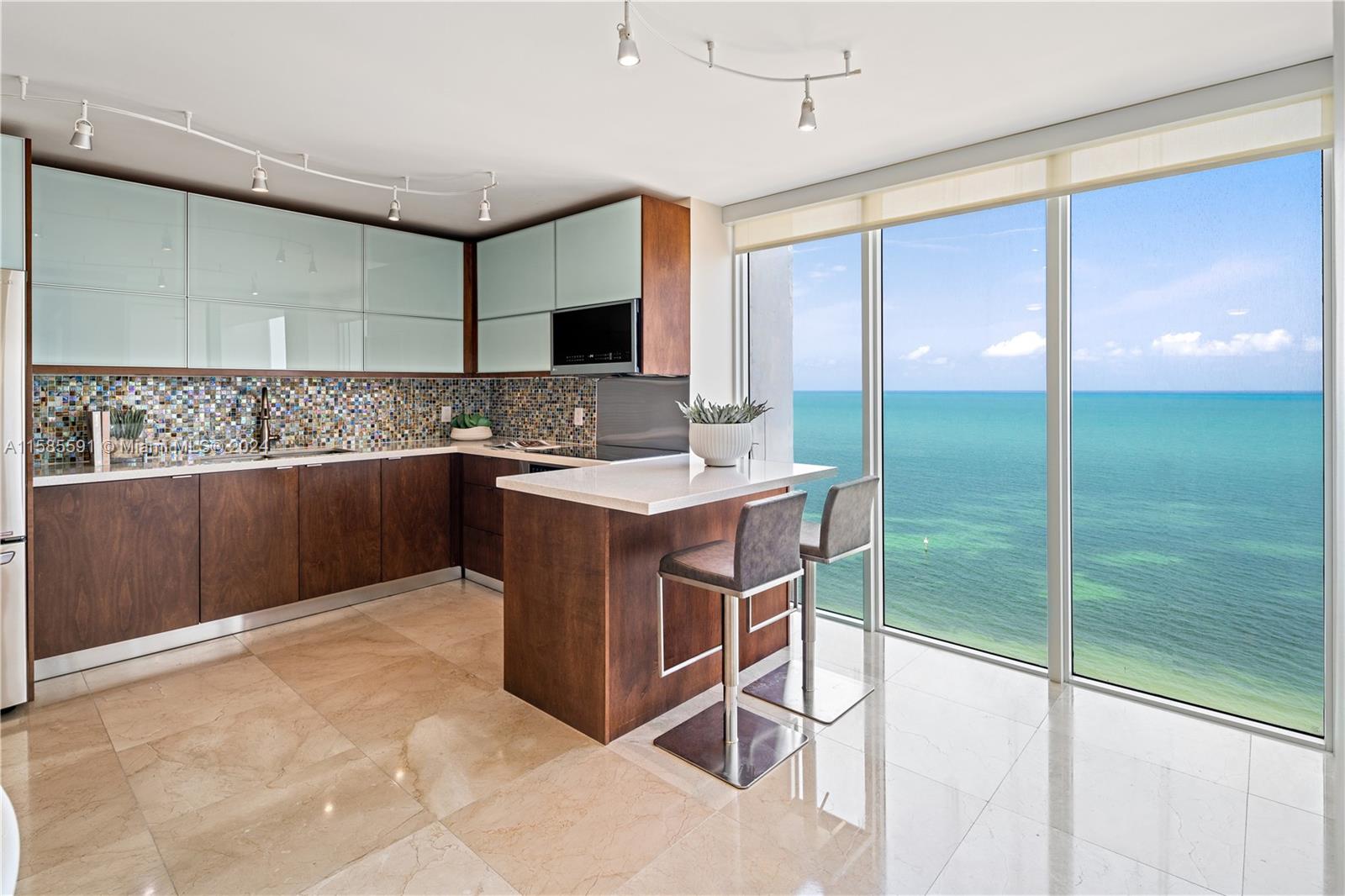 881 Ocean Dr # 18E