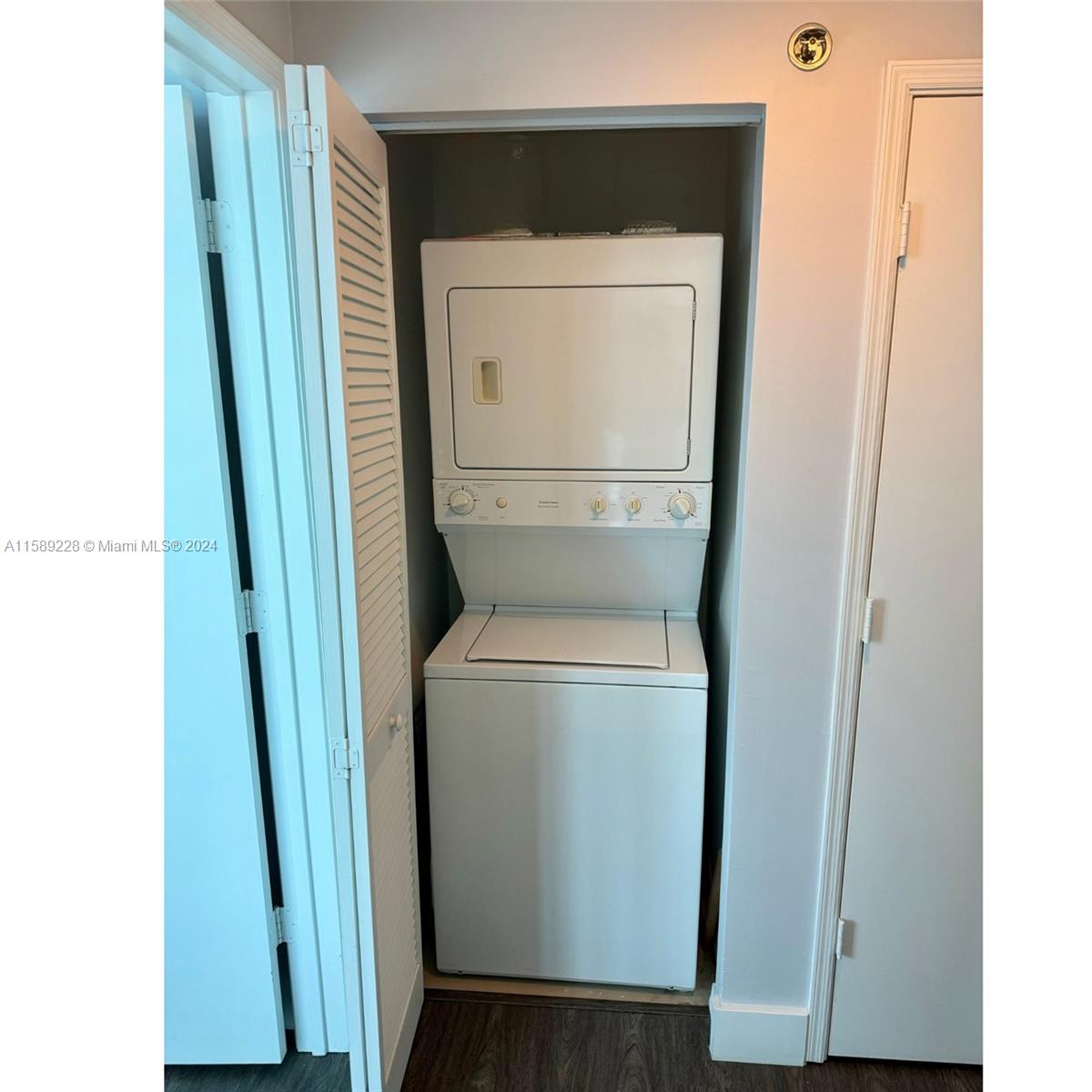 950 Brickell Bay Dr # 2700