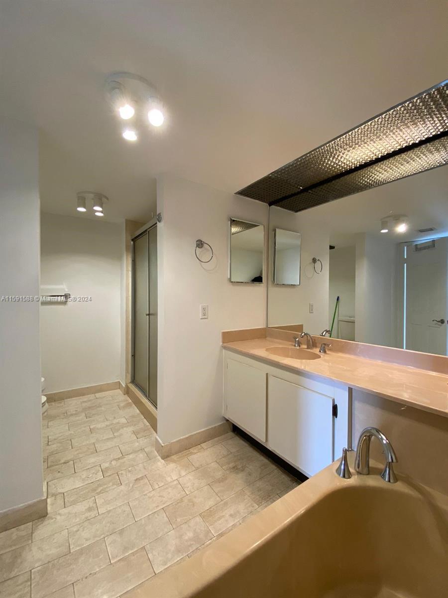 1717 N Bayshore Dr # 3756 Unit: A-3756
