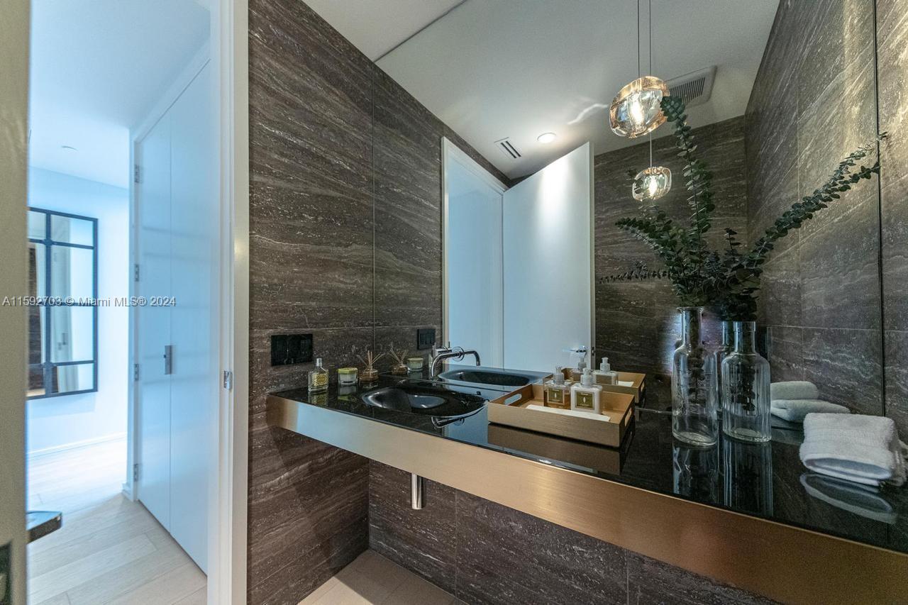 300 Collins Ave # 2A